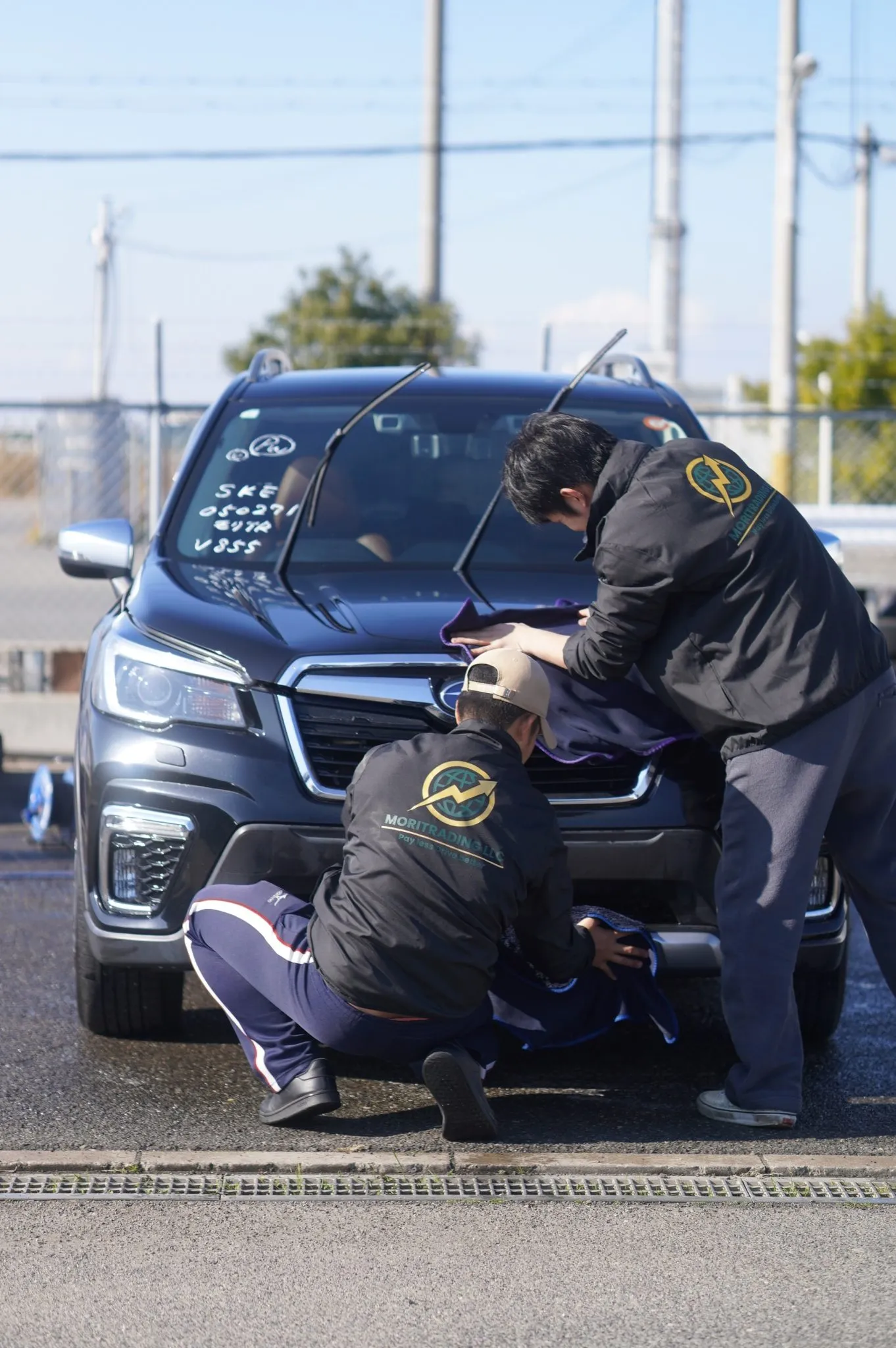 MORITRADING staff detailing a vehicle before export